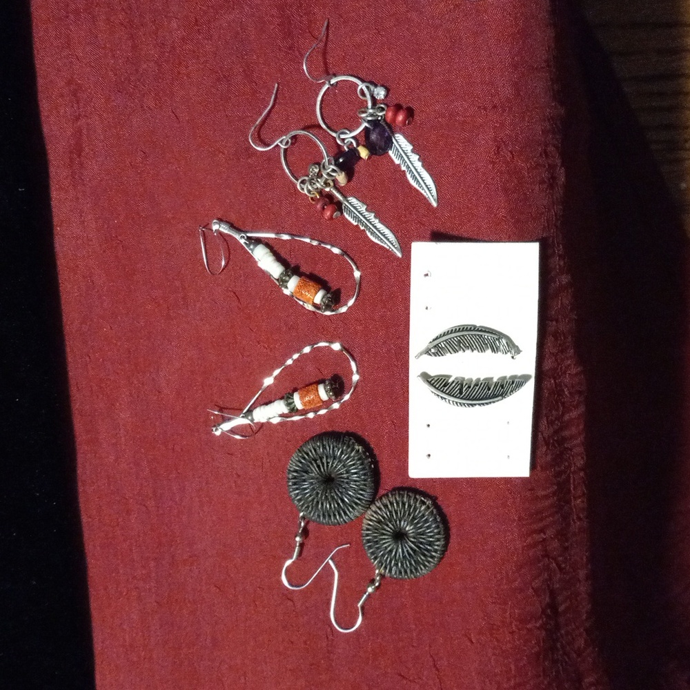 4 pairs of earrings